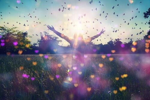 Kvinne i blomsterengen