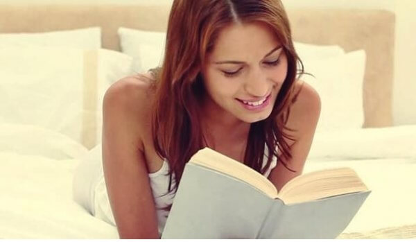 Kvinne som leser før hun skal sove.