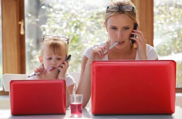 barn-imiterer kvinne