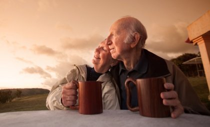 sunn aldring: et gammelt lykkelig par.