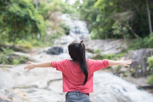 En jente som er i skogen