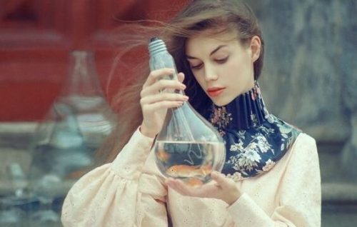 En kvinne som tenker på lovene