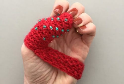 Hånd med strikket bandasje