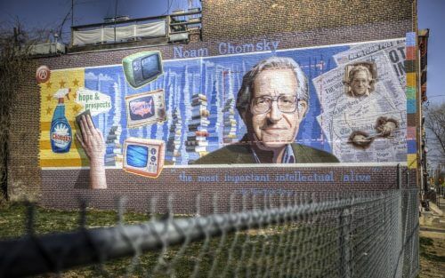 Graffitti av noam chomsky på en vegg