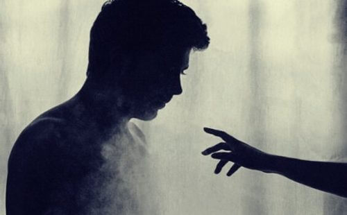 Hånd strekkes mot mann