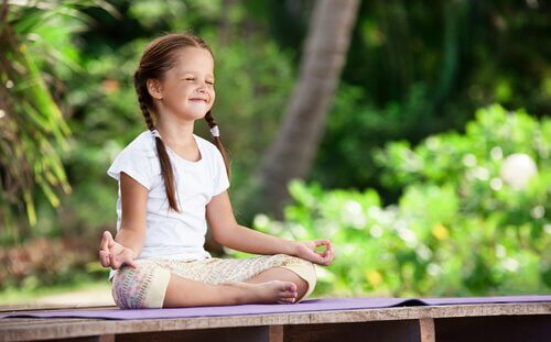Meditasjon hos barn: å dyrke vår interne hage ved tidlig alder