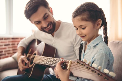 En jente som lærer å spille gitar