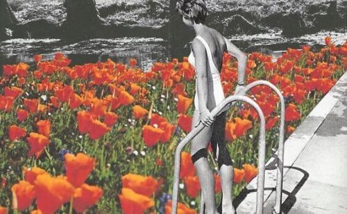 Kvinne i basseng av blomster