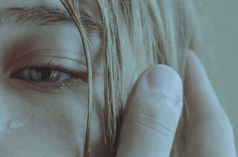 kvinne gråter en tåre