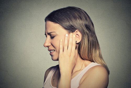 Kvinne med øreproblemer