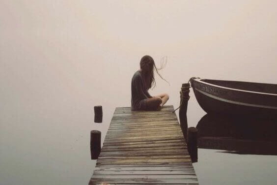 Stille kvinne med en båt lider av reaktiv depresjon