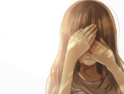 jente som dekker ansiktet