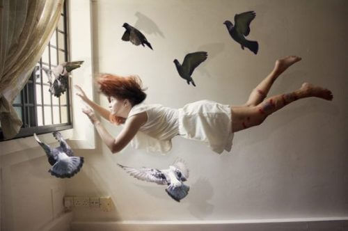 En kvinne som flyter med fugler