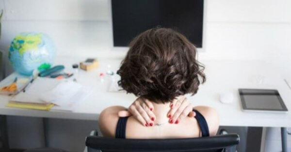 Kvinne som slapper av på jobben