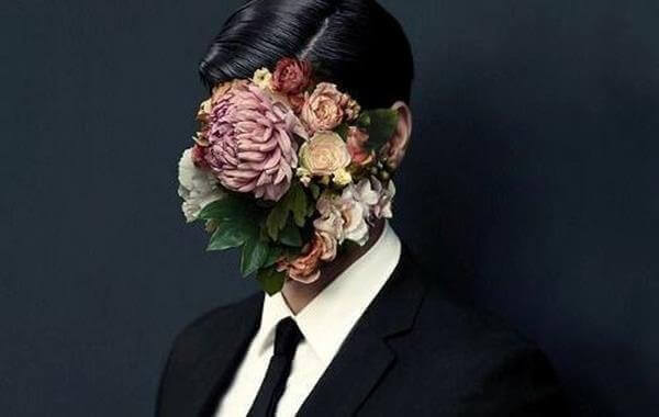 Mann med blomster i ansiktet