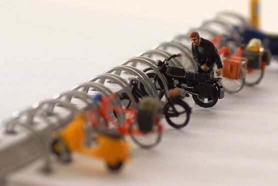 mann-parkerer-motorsykkel