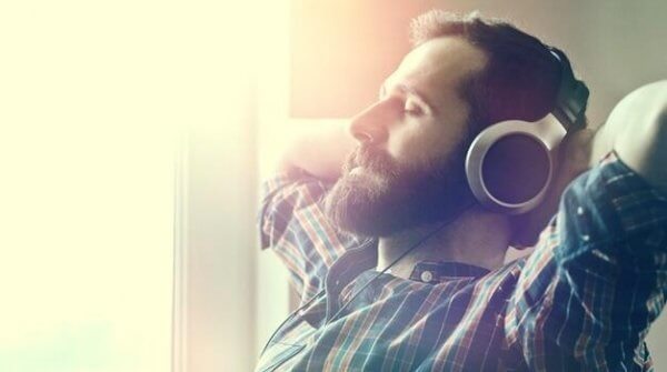 Mann som lytter til avslappende musikk