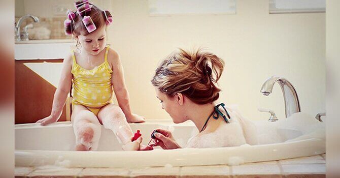 mor og datter i badekar