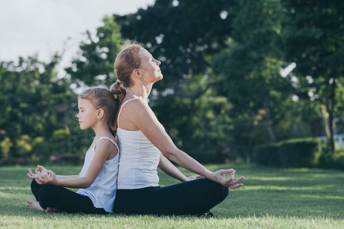 En mor og en datter som mediterer sammen