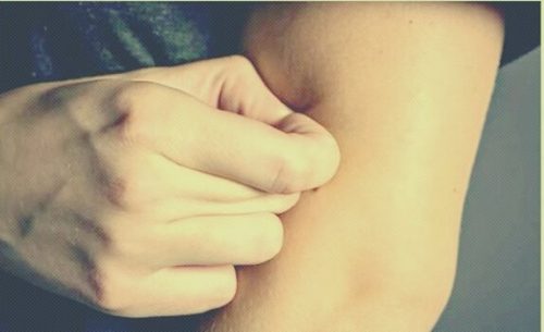 Hånd som trekker ut armhår