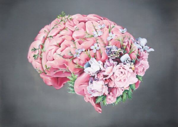 En hjerne som er pyntet med blomster