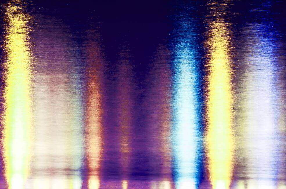 Lys som reflekteres på sjøen