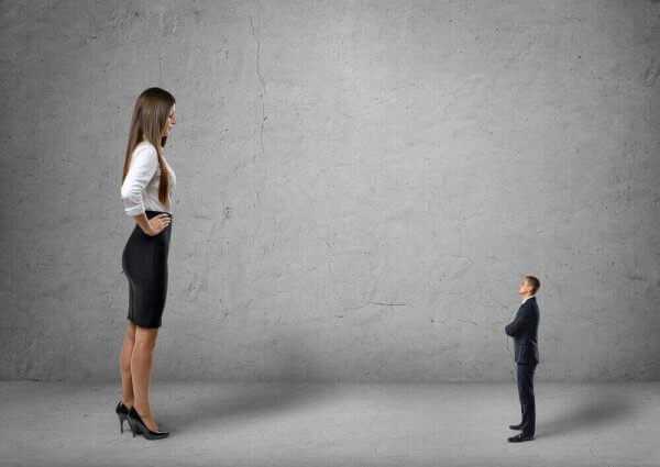 En høy kvinne som opptrer overlegen overfor en liten mann.