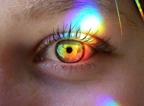 Øye med lys i regnbuefarger