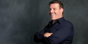 6 dype og lærerike sitater av Tony Robbins
