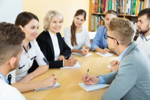 Hva er forbindelsen mellom utdanning og politisk tro?