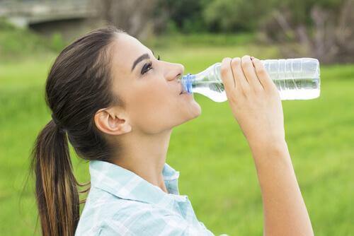 Dame som drikker vann