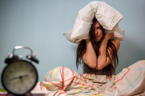frustrert kvinne i senga