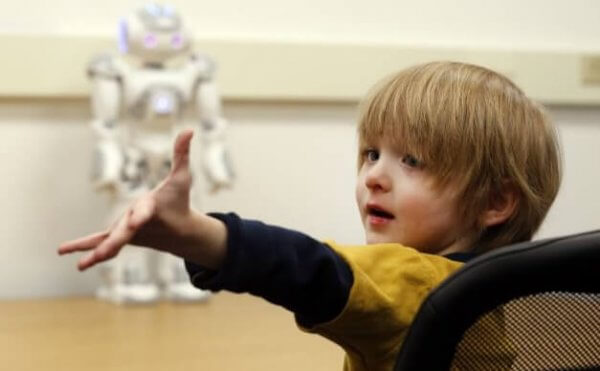 Gutt med roboten sin
