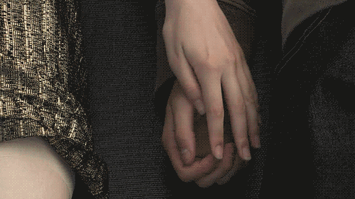 To personer holder hverandre i hendene