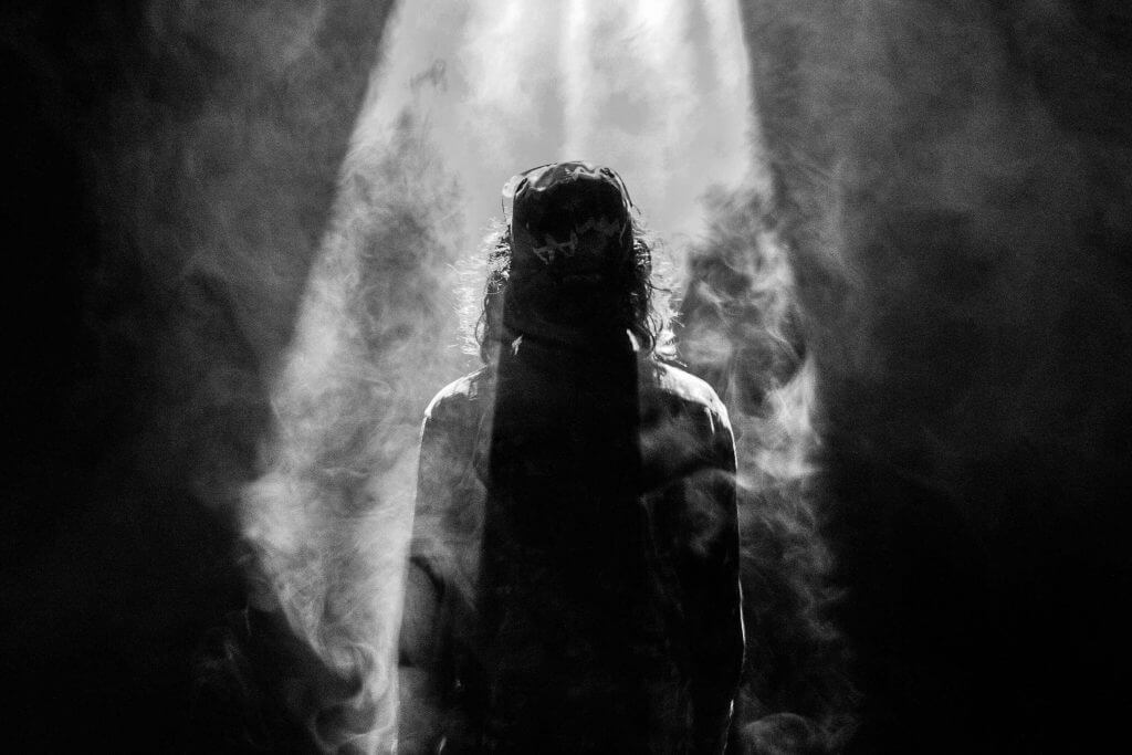 silhuett av en person i mørket