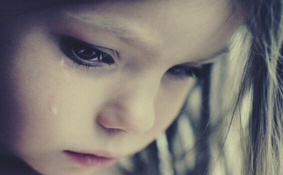 En jente som gråter fordi barndommen blir stjålet