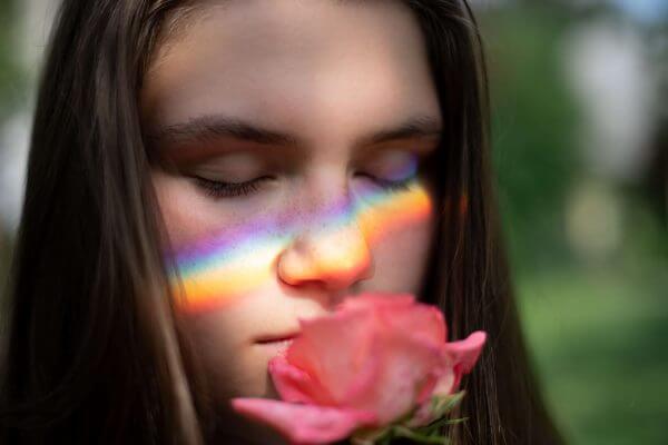 jente lukter på en rose