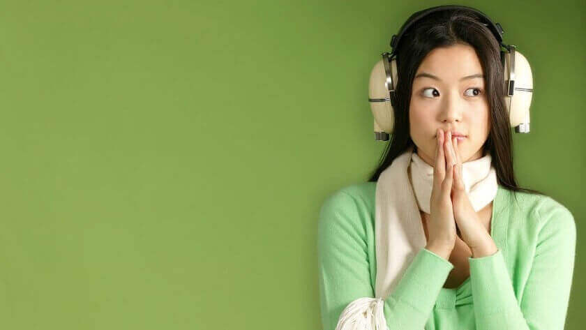 Jente med hodetelefoner