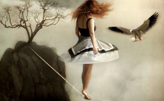 Kvinne balanserer på line