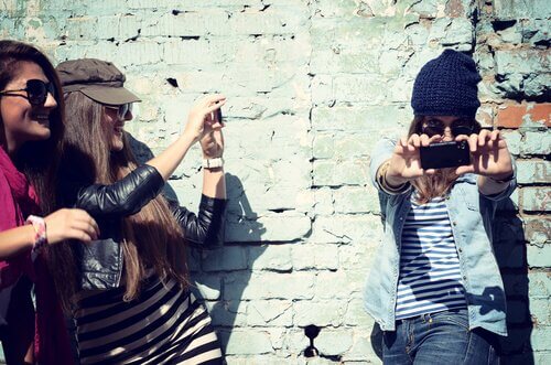 Jenter tar selfie - narsissisme