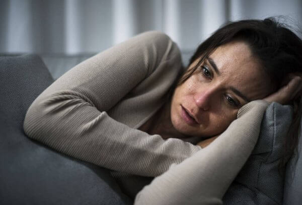 Trist kvinne på sofaen