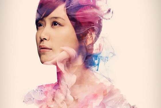 En fargerik kvinne som føler følelser