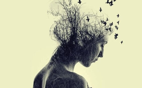 Kvinne med fugler som flyr rundt hodet