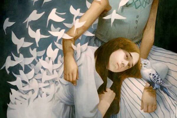 trist jente klemmer kvinne omgitt av hvite fugler