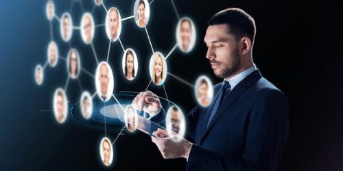 mann leter etter kandidater