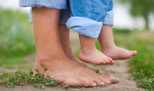 Føttene til mor og barn