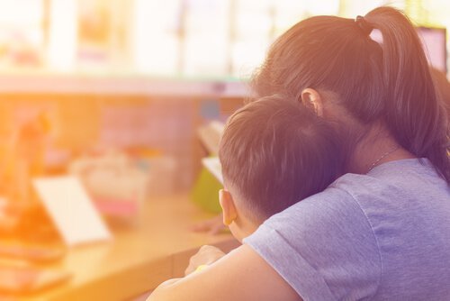 Moren forklarer ting til sin sønn med autisme
