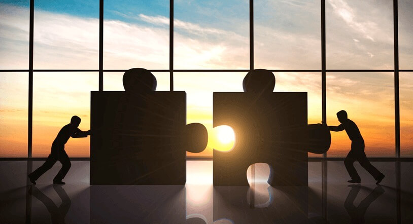 To figurer skyver sammen to gigantiske puslespill