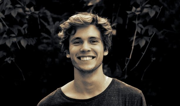 Portrett av smilende, ung mann