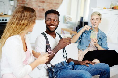 Tre mennesker snakker